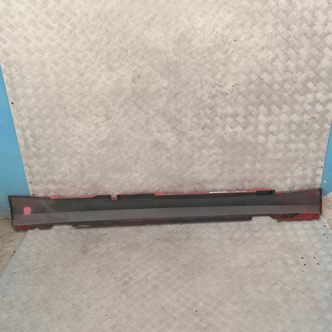 Schwellerleiste Blende Schweller links Karmesinrot Rot A61 für BMW 1 er E87 LCI mit Teilenummer 36145 BMW 1 er E87 LCI Schwellerleiste Blende Schweller links Karmesinrot Rot A61 - SKU 0036145-KAR3 - Teilenummer 36145