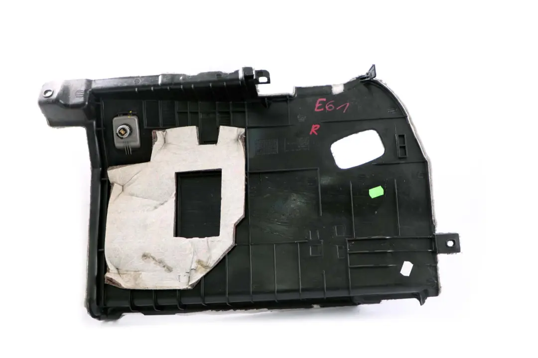 Tapicerka bagażnika prawa do BMW E61 o numerze 7050364 BMW E61 Tapicerka bagażnika prawa - SKU 7050364-3 - Numer Części 7050364