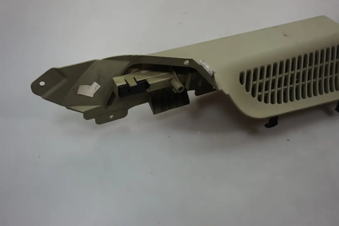 Kratka osłona bagażnika prawa zielona do BMW E53 X5 o numerze 7027134 BMW E53 X5 Kratka osłona bagażnika prawa zielona - SKU 7025956 - Numer Części 7027134