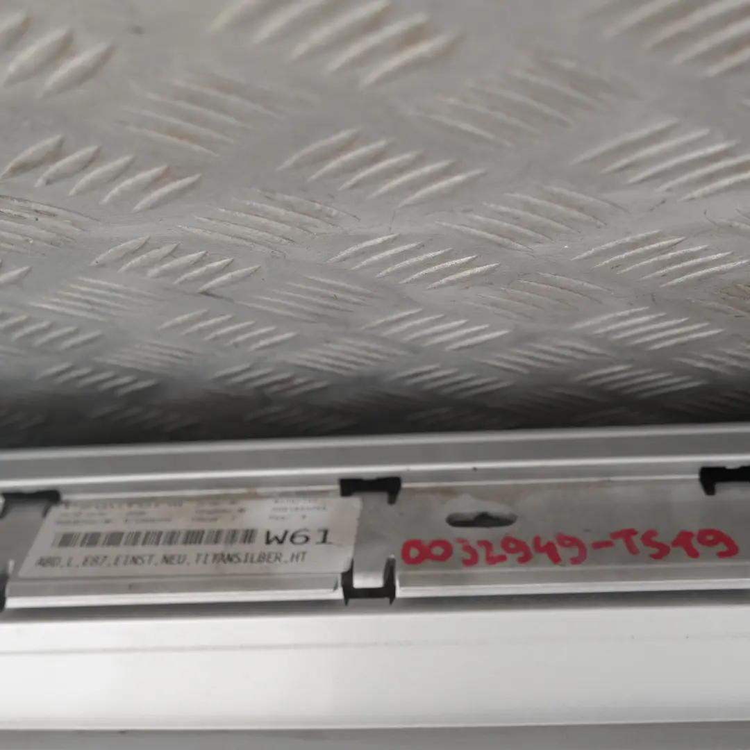 Nakładka próg lewy titansilber 354 do BMW E87 o numerze 32949 BMW E87 Nakładka próg lewy titansilber 354 - SKU 0032949-TS19 - Numer Części 32949