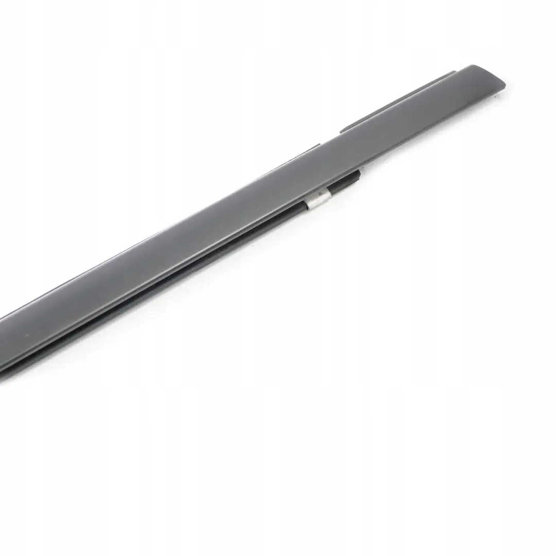 Modanatura striscia rivestimento esterna lunotto posteriore destro per Mercedes W203 con numero di parte A2037350665 Mercedes W203 Modanatura striscia rivestimento esterna lunotto posteriore destro - SKU A2037350665 - Numero di parte A2037350665