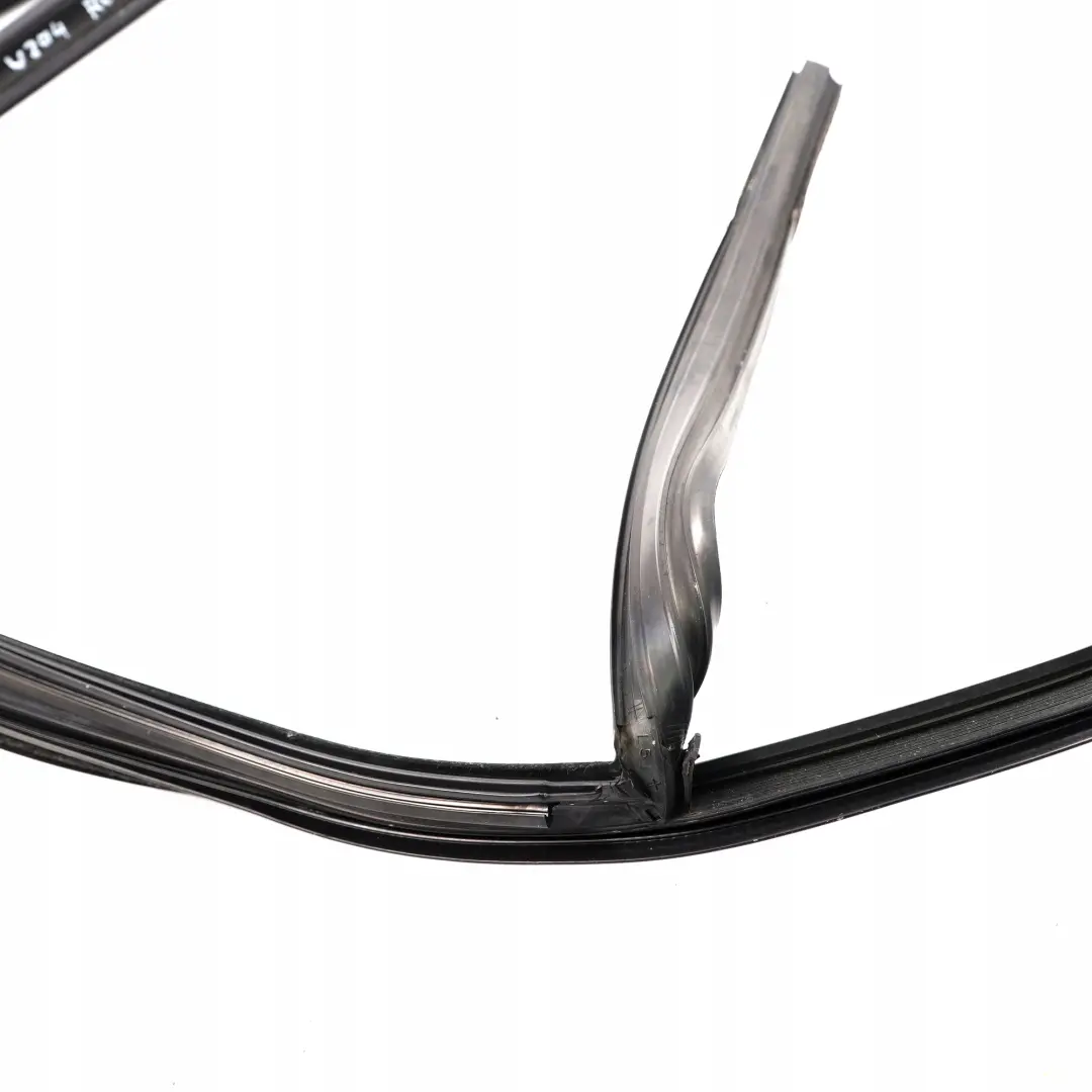 Porta Posteriore Sinistra N/S Telaio Tenuta Finestrino per Mercedes W204 con numero di parte A2047352125 Mercedes W204 Porta Posteriore Sinistra N/S Telaio Tenuta Finestrino - SKU A2047352125 - Numero di parte A2047352125