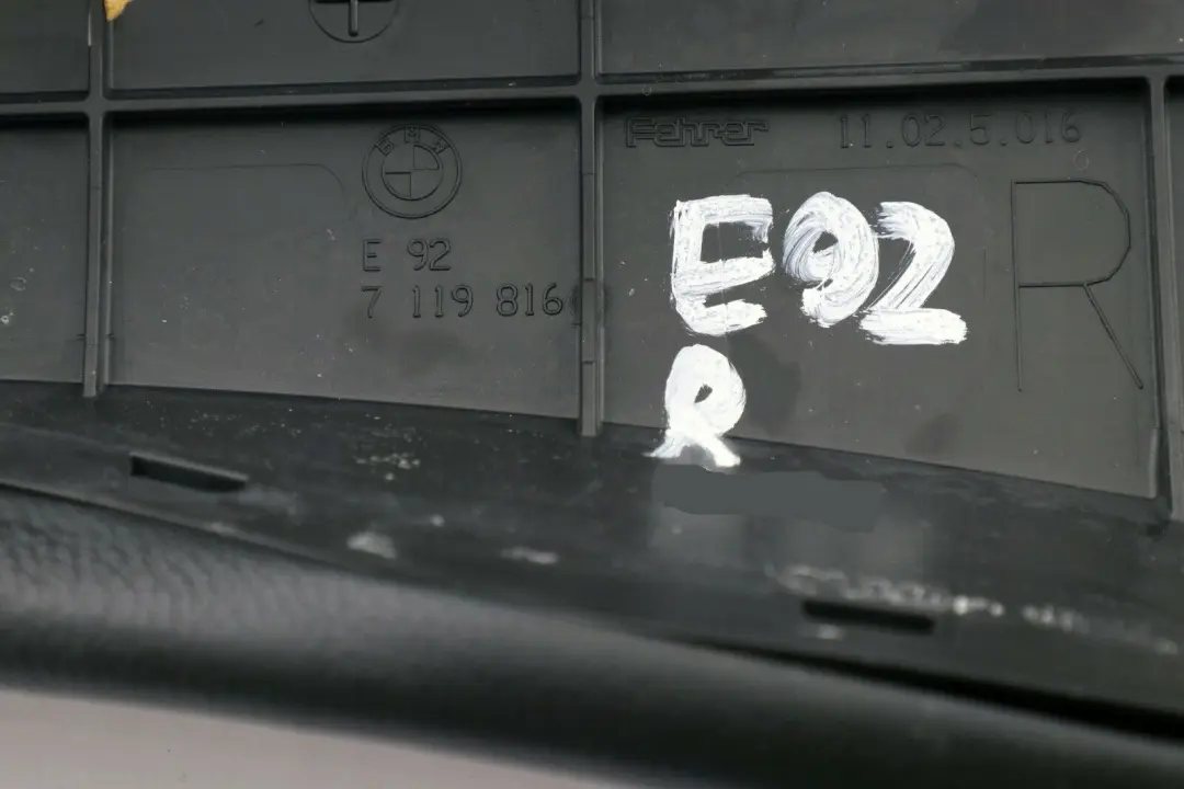 Boczek prawy kanapa tył skóra 7119816 do BMW E92 o numerze 9110942 BMW E92 Boczek prawy kanapa tył skóra 7119816 - SKU 9110942 - Numer Części 9110942