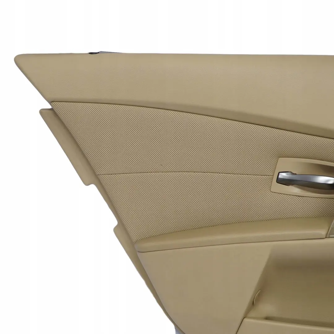 Türverkleidung Abdeckung Hinten Links Leder Nasca Beige für BMW 5 er E60 E61 mit Teilenummer 7079507 BMW 5 er E60 E61 Türverkleidung Abdeckung Hinten Links Leder Nasca Beige - SKU 7079507 - Teilenummer 7079507