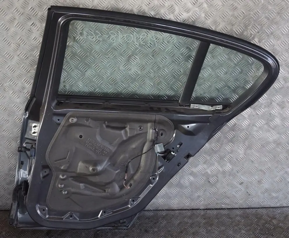 Puerta trasera derecha Sparkling Graphite Metallic - A22 para BMW 12 E87 E87N con número de pieza 7191018 BMW 12 E87 E87N Puerta trasera derecha Sparkling Graphite Metallic - A22 - SKU 7191018-SG12 - Número de pieza 7191018