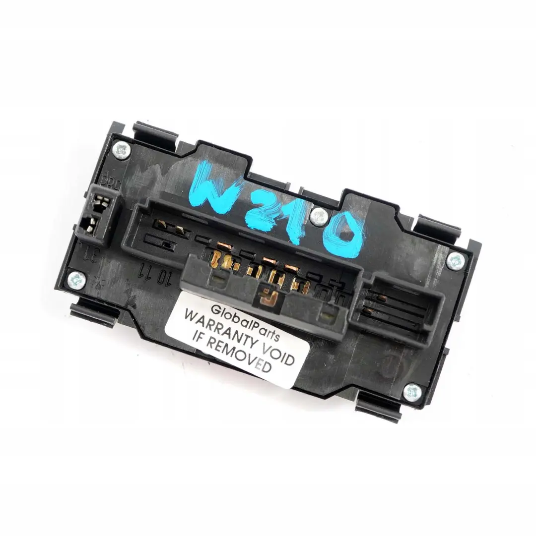 Przełącznik świateł awaryjnych do Mercedes W202 W210 o numerze A2108208010 Mercedes W202 W210 Przełącznik świateł awaryjnych - SKU A2108208010 - Numer Części A2108208010