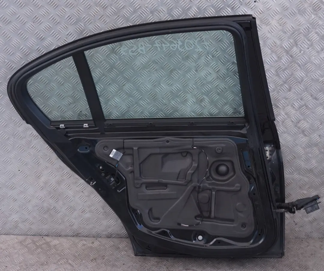 Drzwi lewe tylne lewy tył black saphire do BMW 3 E90 o numerze 7203647 BMW 3 E90 Drzwi lewe tylne lewy tył black saphire - SKU 7203647-BS9 - Numer Części 7203647