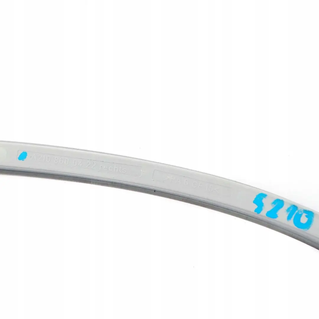 Mercedes-Benz W210 S210 Destro D-Pillar Trim Rail Guide Trunk Cover per con numero di parte A2108600422 Mercedes-Benz W210 S210 Destro D-Pillar Trim Rail Guide Trunk Cover - SKU A2108600422 - Numero di parte A2108600422
