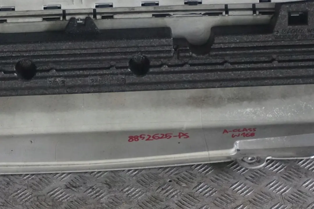 A-KLASA W168 Zderzak tylny tył Silver do MERCEDES o numerze A1688852625 MERCEDES A-KLASA W168 Zderzak tylny tył Silver - SKU A1688852625-PS - Numer Części A1688852625