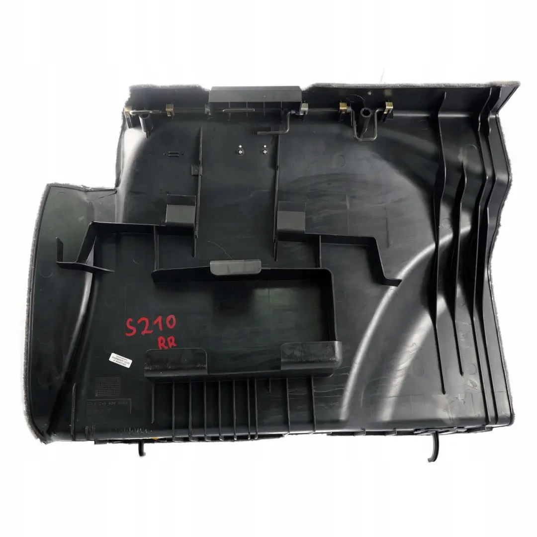 Boczek bagażnika prawy KOMBI do MERCEDES E S210 W210 o numerze A2106900440 MERCEDES E S210 W210 Boczek bagażnika prawy KOMBI - SKU A2106900440 - Numer Części A2106900440