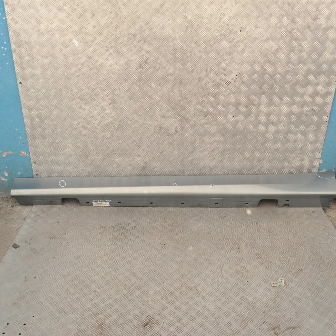 Schwellerleiste Blende Schweller links Arktis Metallic A34 für BMW 3 E90 E91 mit Teilenummer 32951 BMW 3 E90 E91 Schwellerleiste Blende Schweller links Arktis Metallic A34 - SKU 0032951-AM7 - Teilenummer 32951