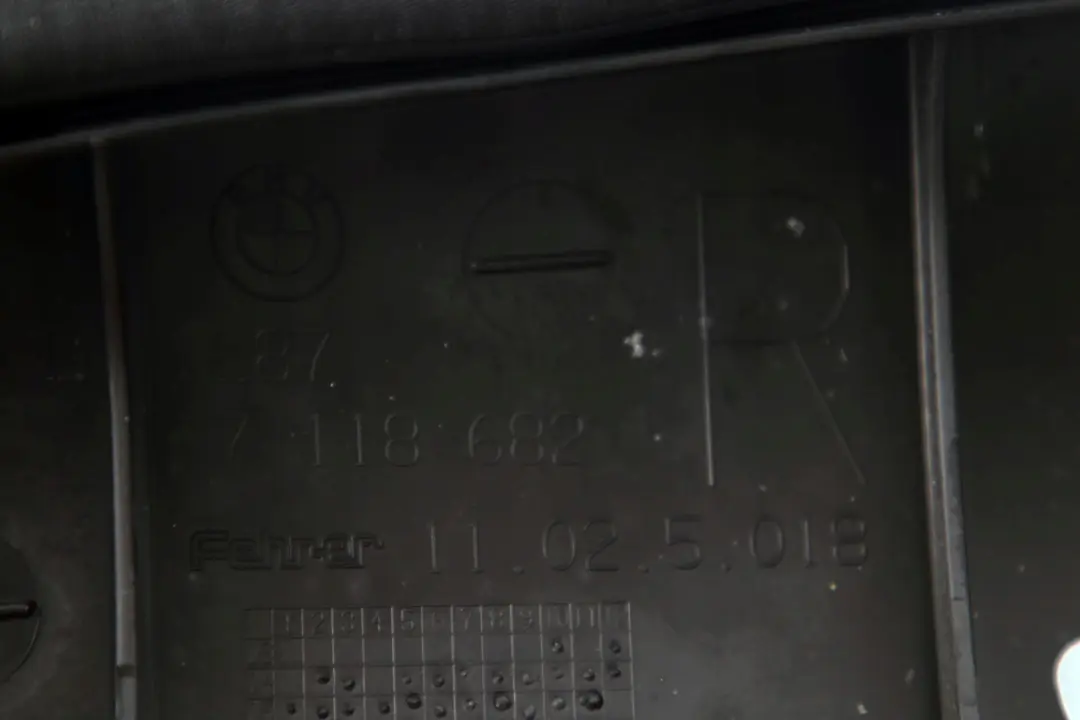 Boczek kanapy prawy tył tylny lemon do BMW E87 o numerze 9170822 BMW E87 Boczek kanapy prawy tył tylny lemon - SKU 9170822 - Numer Części 9170822