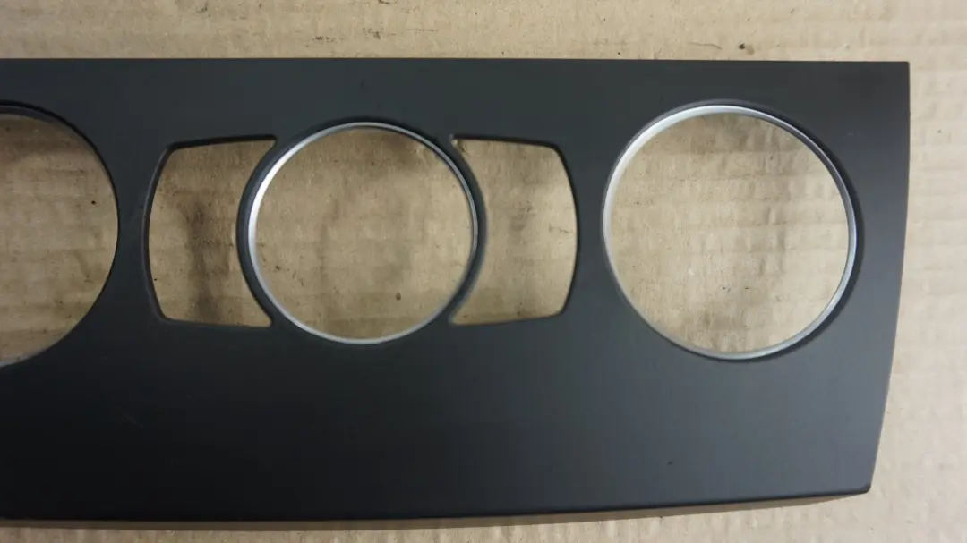 Panel ramka obudowa klimatyzacji klimy BMW E90 E91 do o numerze 51459137561 Panel ramka obudowa klimatyzacji klimy BMW E90 E91 - SKU 9137561 - Numer Części 51459137561