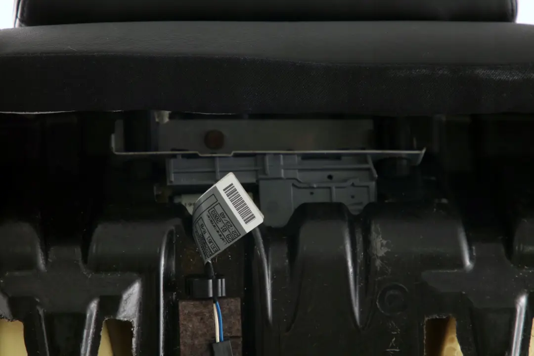 Posteriore Sedile Destra Schienale Fodera Pelle Pearl Nero per BMW E65 E66 E67 con numero di parte 7110184 BMW E65 E66 E67 Posteriore Sedile Destra Schienale Fodera Pelle Pearl Nero - SKU 7110184 - Numero di parte 7110184