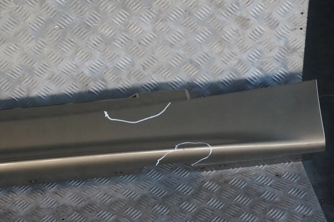 Listello Portiera Apertura Gonna Destra Sonora Metallizzato A23 per BMW E87 con numero di parte 0032948 BMW E87 Listello Portiera Apertura Gonna Destra Sonora Metallizzato A23 - SKU 0032948-SON5 - Numero di parte 0032948
