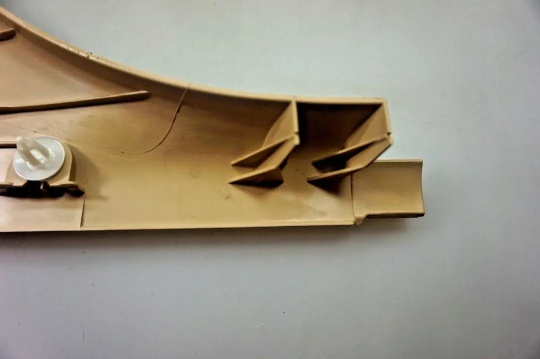 Osłona słupka dolna prawa beż do BMW E60 E61 o numerze 7027090 BMW E60 E61 Osłona słupka dolna prawa beż - SKU 7069438 - Numer Części 7027090