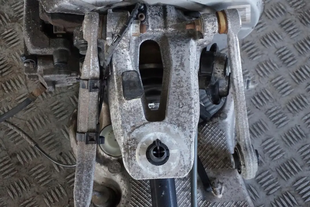 N52 Zwrotnica lewy tył 258HP do BMW E61 530i o numerze 6770923 BMW E61 530i N52 Zwrotnica lewy tył 258HP - SKU 6770923-1 - Numer Części 6770923