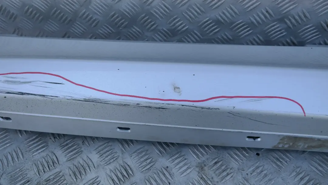 Striscia Davanzale Gonna Laterale Sinistra Titansilber 354 per BMW E87N LCI con numero di parte 51770036145 BMW E87N LCI Striscia Davanzale Gonna Laterale Sinistra Titansilber 354 - SKU 0036145-TS4 - Numero di parte 51770036145