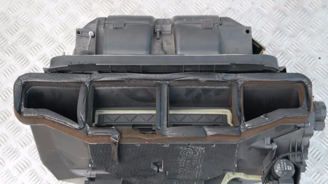 Leergehäuse Heiz Klimagerät Klimakaste für BMW 3 X3 er E46 E83 mit Teilenummer 64113400552 BMW 3 X3 er E46 E83 Leergehäuse Heiz Klimagerät Klimakaste - SKU 3400552 - Teilenummer 64113400552