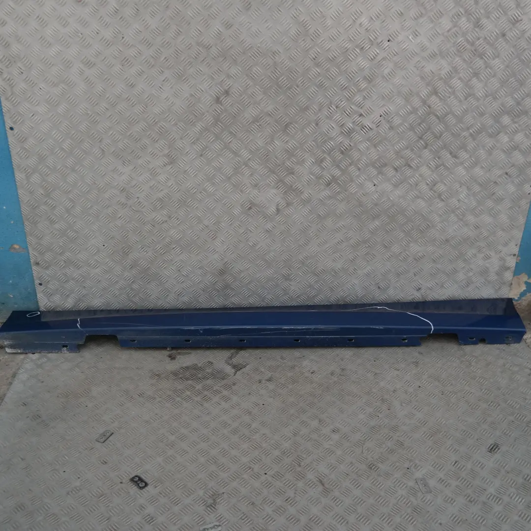 Bas de Porte Couverture Seuil A Gauche le Mans Bleu - 381 pour BMW E87 LCI à propos du numéro de pièce 51770036145 BMW E87 LCI Bas de Porte Couverture Seuil A Gauche le Mans Bleu - 381 - SKU 0036145-LMB - Numéro de pièce 51770036145