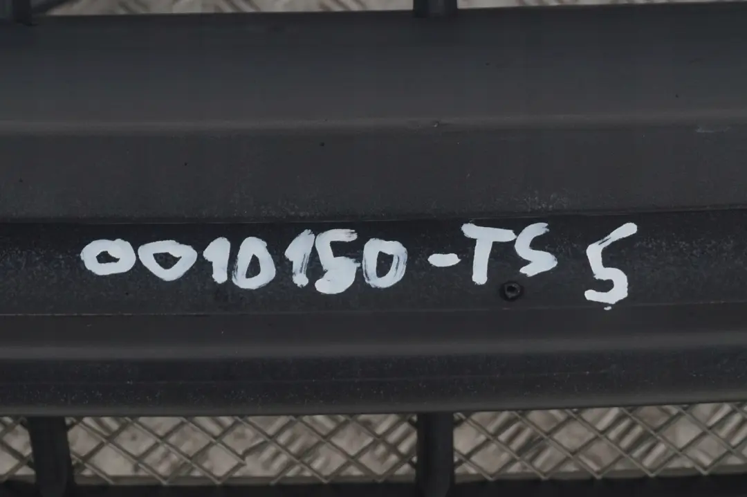 Zderzak przedni przód titansilber 354 do BMW E53 X5 o numerze 10150 BMW E53 X5 Zderzak przedni przód titansilber 354 - SKU 0010150-TS5 - Numer Części 10150