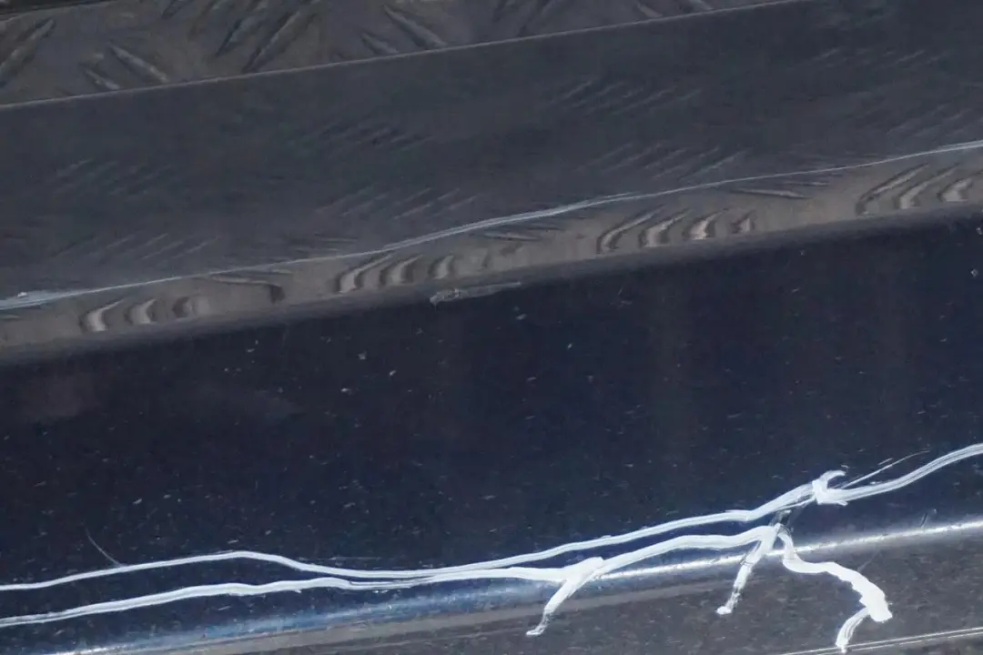 Sill Strip Side Skirt Left Tiefseeblau Deep Sea Blue A76 para BMW E87 LCI con número de pieza 0036145 BMW E87 LCI Sill Strip Side Skirt Left Tiefseeblau Deep Sea Blue A76 - SKU 0036145-DSB2 - Número de pieza 0036145