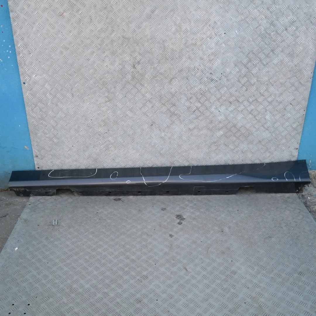 Sill Strip Faldón lateral izquierdo Sparkling Graphite Metallic para BMW E90 E91 con número de pieza 32951 BMW E90 E91 Sill Strip Faldón lateral izquierdo Sparkling Graphite Metallic - SKU 0032951-SG21 - Número de pieza 32951