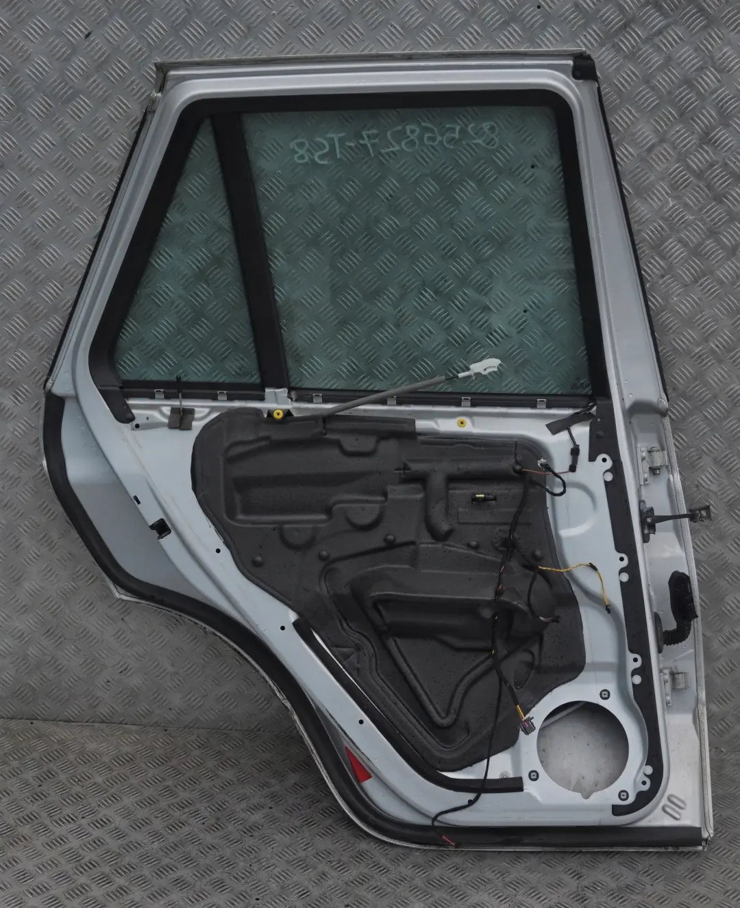 Lato Conducente Porta Posteriore Sinistra Argento-Titanio Titan per BMW X5 8 E53 con numero di parte 8256827 BMW X5 8 E53 Lato Conducente Porta Posteriore Sinistra Argento-Titanio Titan - SKU 8256827-TS8 - Numero di parte 8256827