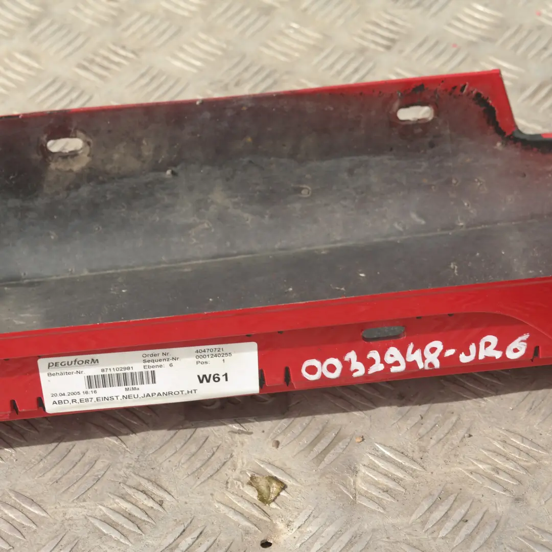 Listello Portiera Apertura Gonna Destra Rosso Giappone Rosso per BMW E87 con numero di parte 32948 BMW E87 Listello Portiera Apertura Gonna Destra Rosso Giappone Rosso - SKU 0032948-JR6 - Numero di parte 32948