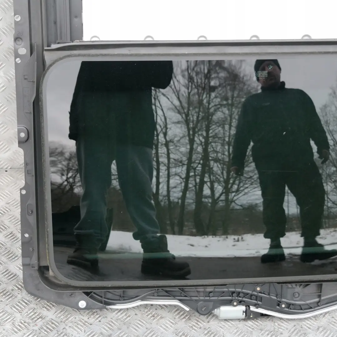 Szyberdach do BMW E81 E87 o numerze 7046142 BMW E81 E87 Szyberdach - SKU 7046142 - Numer Części 7046142