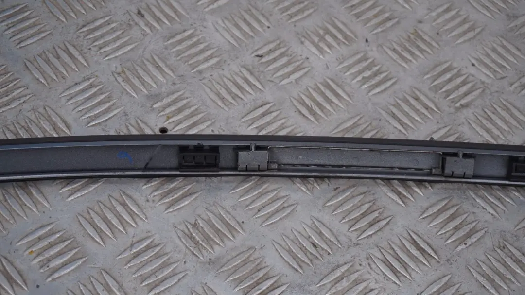 Techo Derecho Moldura Barandilla Bluewater Metalizado Azul Agua 896 para BMW E81 E87 con número de pieza 0032702 BMW E81 E87 Techo Derecho Moldura Barandilla Bluewater Metalizado Azul Agua 896 - SKU 0032702-WB - Número de pieza 0032702