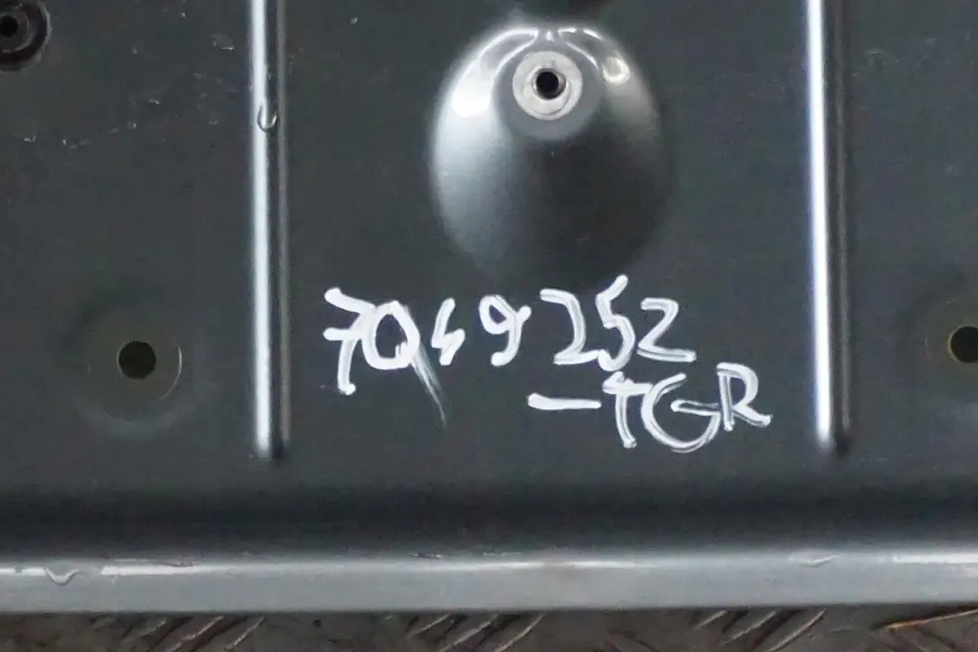 Klapa tylna tył Titangrau do BMW 7 E65 E66 o numerze 7049252 BMW 7 E65 E66 Klapa tylna tył Titangrau - SKU 7049252-TGR - Numer Części 7049252