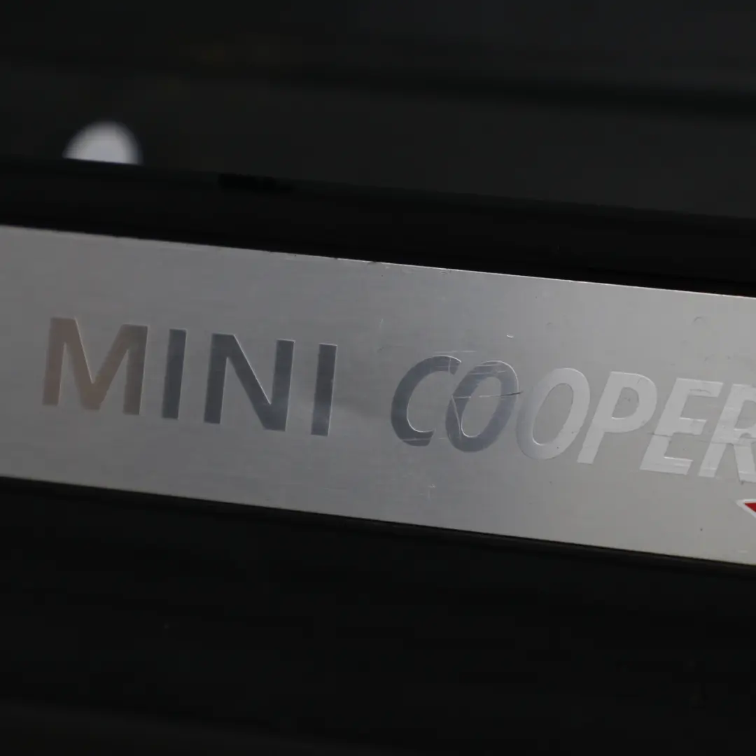 Cote Revetement Seuil a Gauche pour Mini Cooper S R56 R57 R58 à propos du numéro de pièce 51777147915 Mini Cooper S R56 R57 R58 Cote Revetement Seuil a Gauche - SKU 7147915 - Numéro de pièce 51777147915