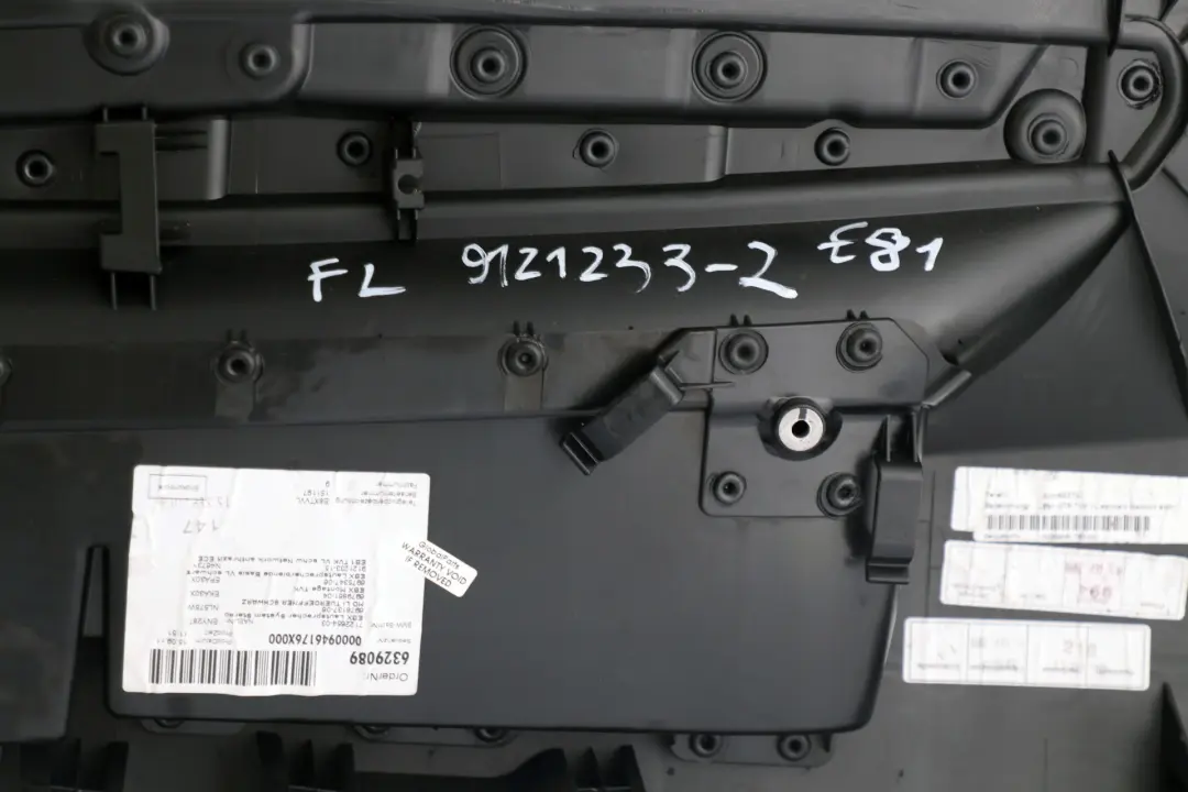 Revestimiento Puerta Delantera Izquierda Antracita para BMW E81 E82 con número de pieza 51419121233 BMW E81 E82 Revestimiento Puerta Delantera Izquierda Antracita - SKU 9121233 - Número de pieza 51419121233