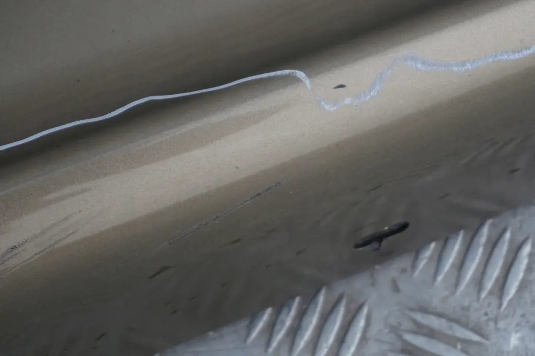 Sill Strip Faldon Lateral Izquierdo Sonora Metallic - A23 para BMW E87 con número de pieza 51770032949 BMW E87 Sill Strip Faldon Lateral Izquierdo Sonora Metallic - A23 - SKU 0032949-SON4 - Número de pieza 51770032949