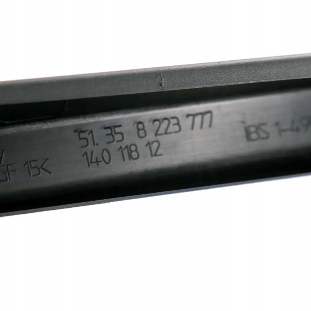 Trasera Izquierda Puerta Marco Cubierta Negro para BMW E66 con número de pieza 8223777 BMW E66 Trasera Izquierda Puerta Marco Cubierta Negro - SKU 8223777 - Número de pieza 8223777