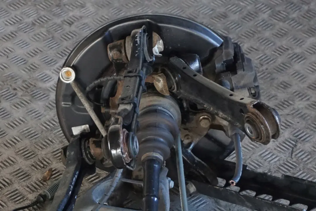 BMW E88 Cabrio 118d N47 Trasero Izquierdo Suspension Pierna Eje Freno Disco - SKU 6774809-2 - Número de pieza 6774809