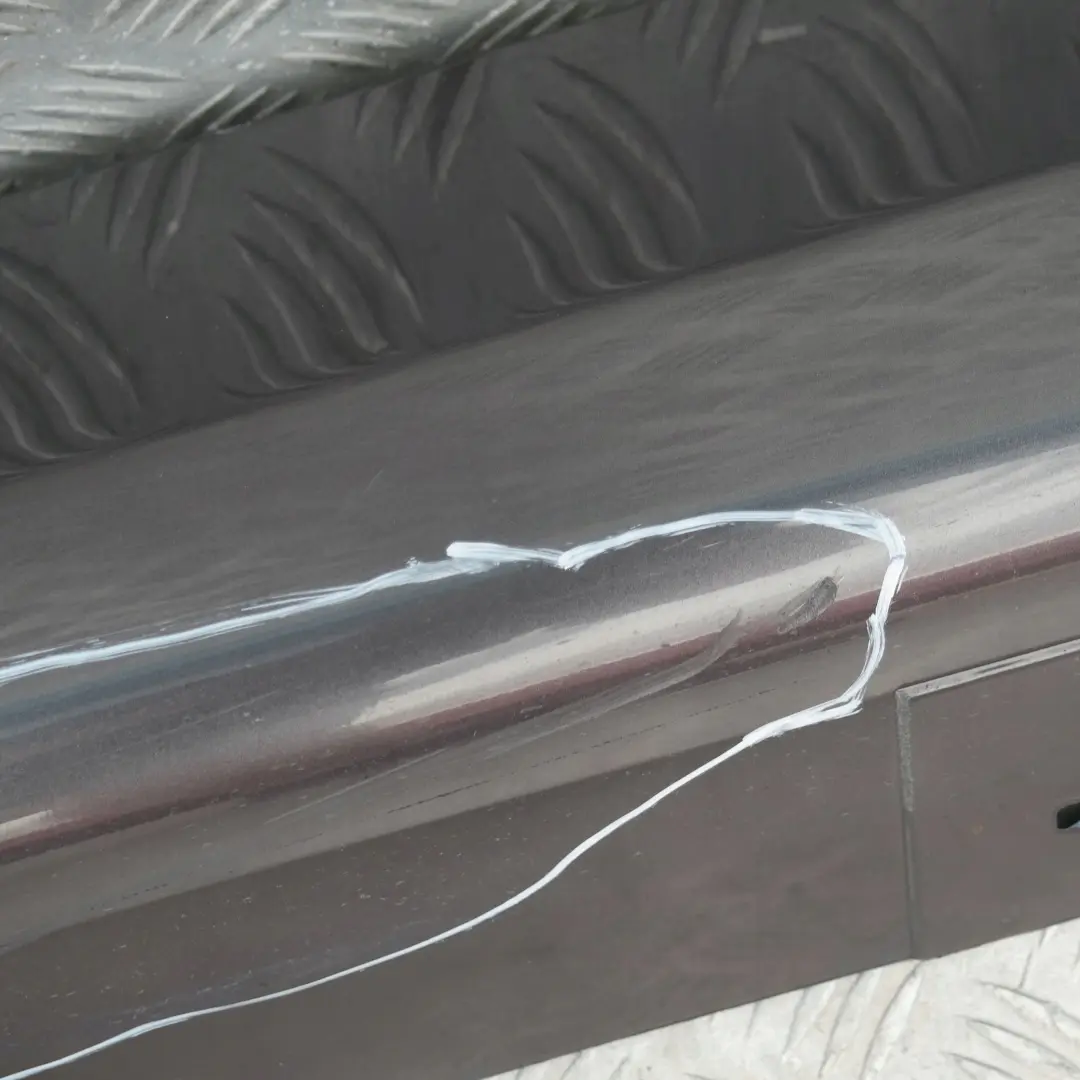 Faldón lateral izquierdo Sparkling Graphite Metallic para BMW E90 E91 con número de pieza 32951 BMW E90 E91 Faldón lateral izquierdo Sparkling Graphite Metallic - SKU 0032951-SG16 - Número de pieza 32951