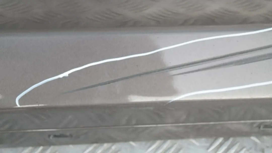 Listello Portiera Apertura Gonna Destra Havanna Metallizzato A17 per BMW E87 LCI con numero di parte 51770036144 BMW E87 LCI Listello Portiera Apertura Gonna Destra Havanna Metallizzato A17 - SKU 0036144-HAV - Numero di parte 51770036144