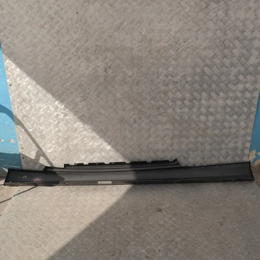 Listello Portiera Apertura Gonna Destra Frizzante per BMW E81 E82 E88 con numero di parte 51770036142 BMW E81 E82 E88 Listello Portiera Apertura Gonna Destra Frizzante - SKU 0036142-SG3 - Numero di parte 51770036142