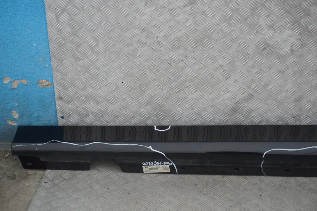 Listón umbral faldón lateral izquierdo Negro Schwarz 2 para BMW E90 E91 con número de pieza 32951 BMW E90 E91 Listón umbral faldón lateral izquierdo Negro Schwarz 2 - SKU 0032951-SCH8 - Número de pieza 32951