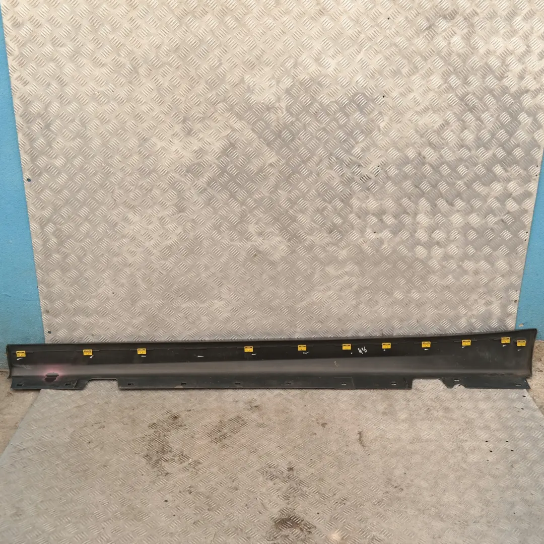 Battiscopa laterale destro Mysticblau Blu Metallic per BMW E90 E91 con numero di parte 32950 BMW E90 E91 Battiscopa laterale destro Mysticblau Blu Metallic - SKU 0032950-MYS1 - Numero di parte 32950