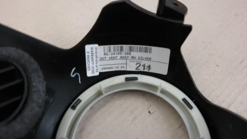 Copertura Bocchetta Aria Cruscotto Dx Silver per Mini Cooper One R55 R56 con numero di parte 2752798 Mini Cooper One R55 R56 Copertura Bocchetta Aria Cruscotto Dx Silver - SKU 2752798 - Numero di parte 2752798