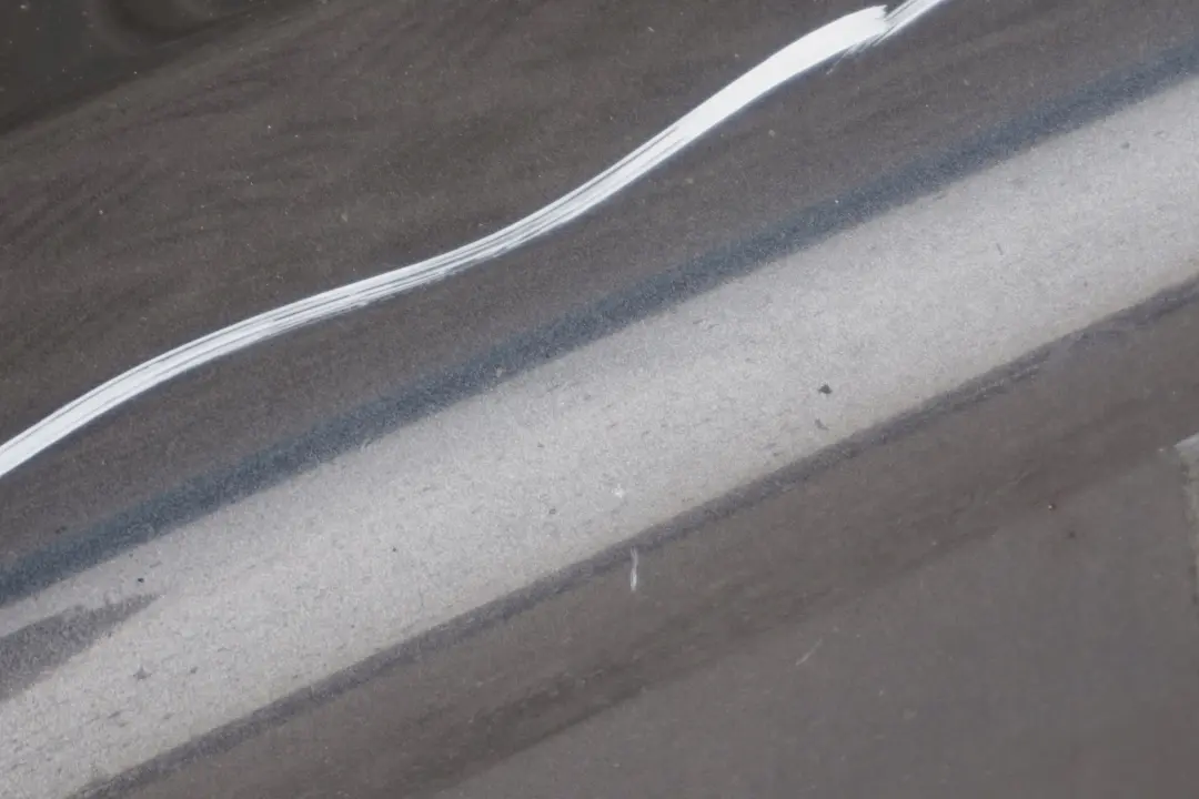 Faldón de umbral lateral izquierdo Sparkling Graphite Metallic para BMW E90 E91 con número de pieza 0032951 BMW E90 E91 Faldón de umbral lateral izquierdo Sparkling Graphite Metallic - SKU 0032951-SG26 - Número de pieza 0032951