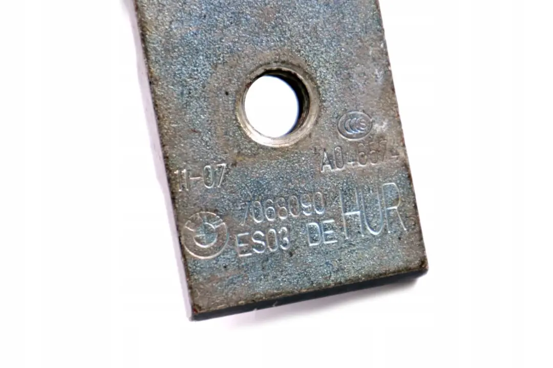 Zawias drzwi tylny tył dolny prawy do BMW E60 E61 o numerze 7200246 BMW E60 E61 Zawias drzwi tylny tył dolny prawy - SKU 7200246-BLK - Numer Części 7200246