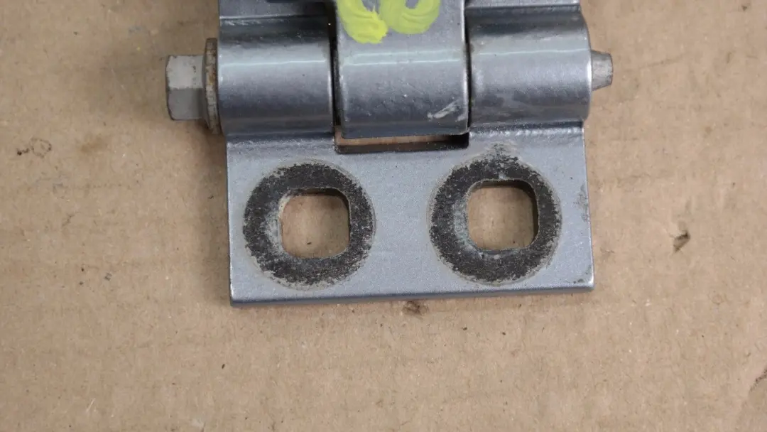 Puerta Trasera Derecha Bisagra Superior Gris Plata A08 para BMW E83 con número de pieza 3402820 BMW E83 Puerta Trasera Derecha Bisagra Superior Gris Plata A08 - SKU 3422370-SBG - Número de pieza 3402820