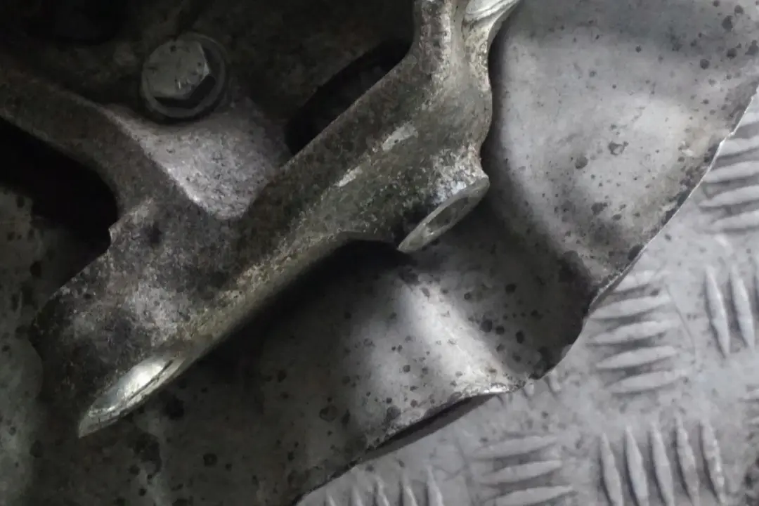 M57N2 Delantero Derecho Muelle Puntal Bujes Pata Freno Pinza para BMW E60 530d con número de pieza 6775056 BMW E60 530d M57N2 Delantero Derecho Muelle Puntal Bujes Pata Freno Pinza - SKU 6775056-3 - Número de pieza 6775056