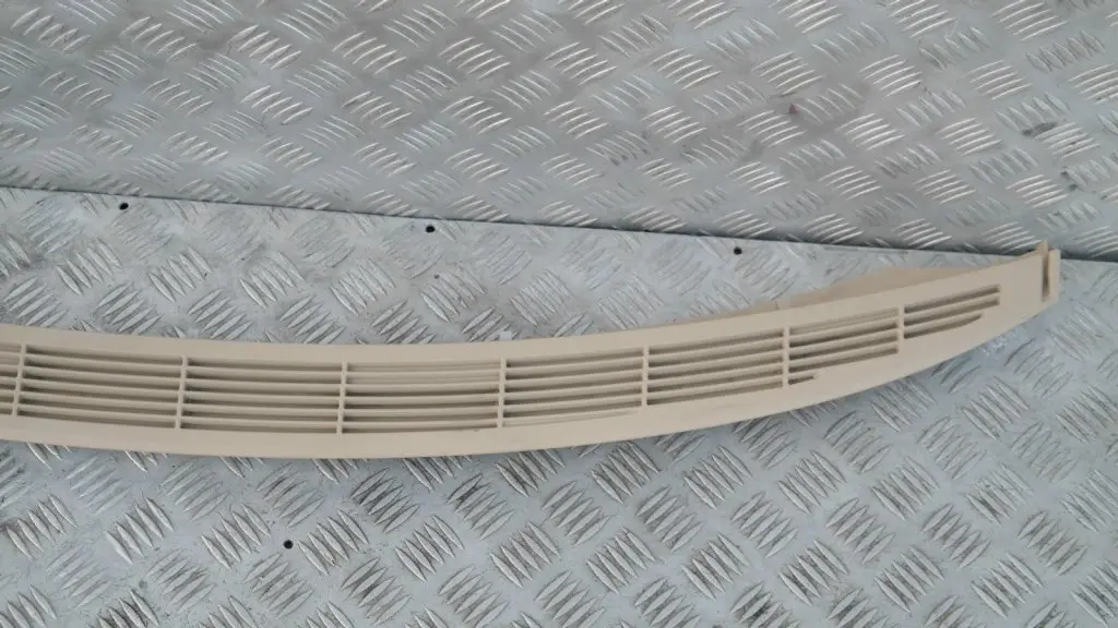 Griglia ventilazione posteriore pacchi Pannello rivestimento BEIGE per BMW E90 E90N con numero di parte 51467139341 BMW E90 E90N Griglia ventilazione posteriore pacchi Pannello rivestimento BEIGE - SKU 7139341 - Numero di parte 51467139341