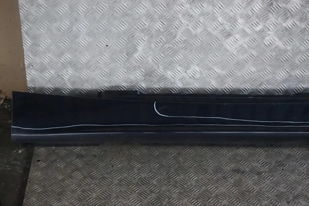 Sill strip side skirt left Monacoblau Monaco Blue Metallic para BMW E87 con número de pieza 0032949 BMW E87 Sill strip side skirt left Monacoblau Monaco Blue Metallic - SKU 0032949-MB2 - Número de pieza 0032949