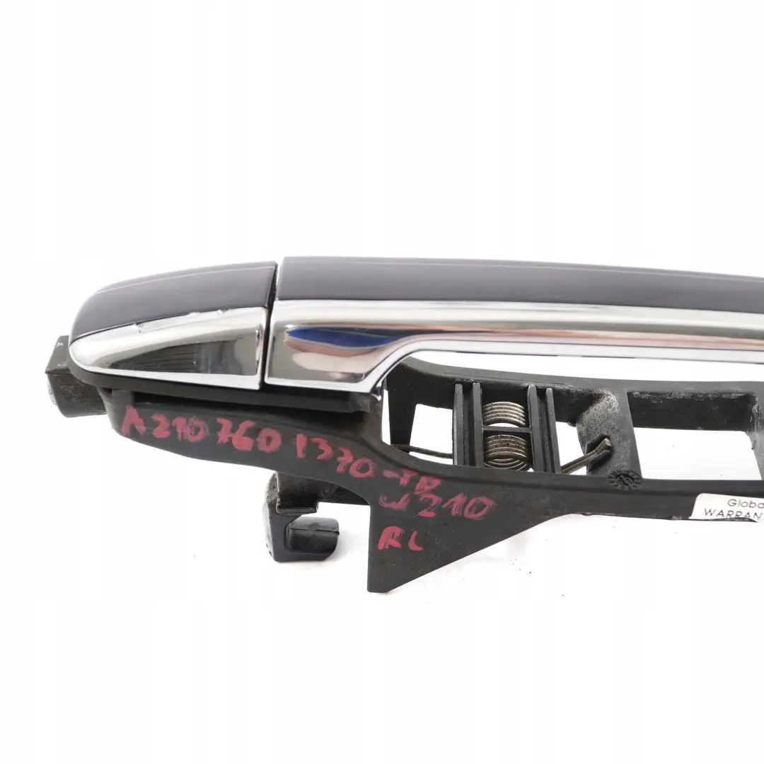 Tirador Puerta Trasera Izquierda Azul Tanzanita Metalizado 359 para Mercedes E W210 con número de pieza A2107601370 Mercedes E W210 Tirador Puerta Trasera Izquierda Azul Tanzanita Metalizado 359 - SKU A2107601370-TB - Número de pieza A2107601370